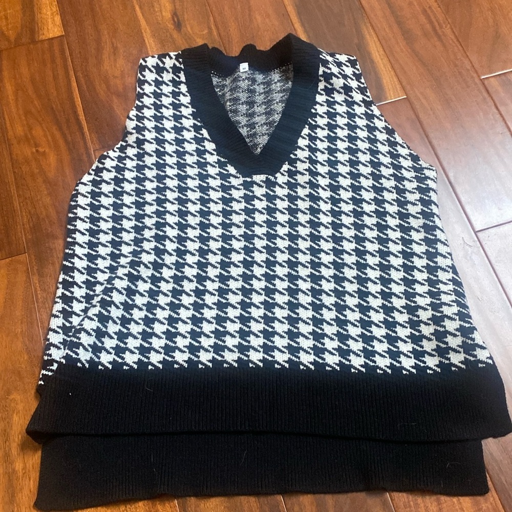 Houndstooth Sweater Vest. Size Medium.